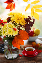 Obraz na płótnie Canvas Beautiful autumn bouquet with chrysanthemums flowers, on windowsill
