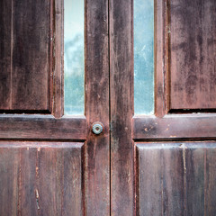 Fototapeta na wymiar Door knob and keyhole made of brass On the old wooden door