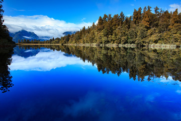 Fototapeta na wymiar reflection scenic of lake matheson in south island new zealand