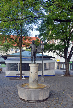 Мемориальный фонтан в честь лесничего, певца - исполнителя народных баварских песен Ройдера Якля на рынке Виктуалиенмарк (Мюнхен, Германия)
