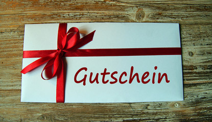 Gutschein - Briefumschlag mit roter Schleife   
