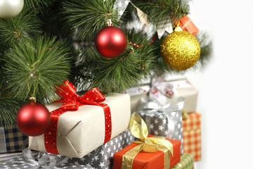 Fototapeta na wymiar Christmas tree and gifts boxes 