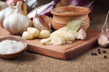 Garlic, onion, coriander, sesame seeds, black pepper, bay leaf, sea salt