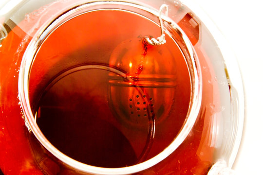 Teesieb, Tee-Ei in gl&auml;serner Teekanne, Blick von oben,  roter F