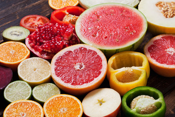 Gemischte Früchte und Gemüse, halbiert, Zitronen, Honigmelone,