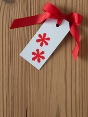 Geschenkanhänger bedruckt, rote Schleife, Hintergrund Holz, Wei