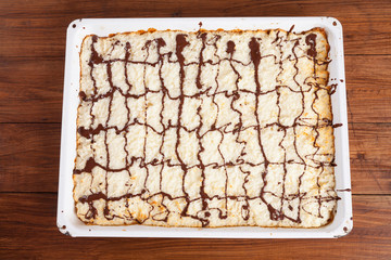 Blechkuchen, Kokosschnitten, Schokoladenverzierung