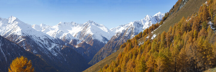 Herbst Panorama im Gebirge mit Schnee auf den Bergen