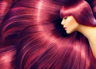 De beaux cheveux. Femme de beauté avec de longs cheveux rouges comme toile de fond