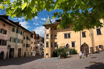 Fototapeta na wymiar Altstadt von Kaltern, Andreas Hoferstrasse, Südtirol, italien