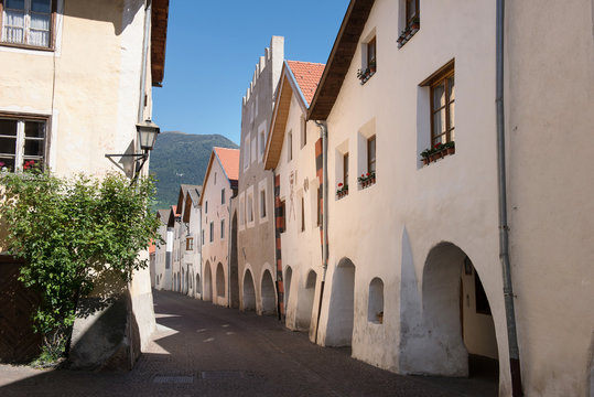 Altstadt von Glurns (Gloria) im Vinschgau-Suedtirol-Laubengasse S&uuml;dtirol Italien