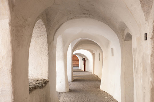 Altstadt von Glurns (Gloria) im Vinschgau-Suedtirol-Laubengasse S&uuml;dtirol Italien