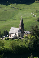 Fototapeta na wymiar Kirche Saint Magdalena im Villnösstal, Südtirol, Italien