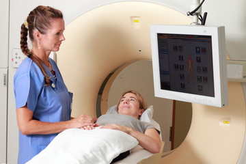 Ärztin beobachtet Bildschirm bei Radiologie