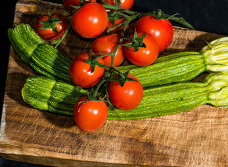 Pomodori e zucchine su tagliere