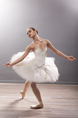 Naklejka premium Ballerina is wearing a white tutu and pointe shoes