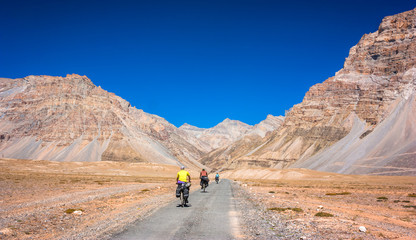 Obraz premium Cyclist in Himalayas mountains, North India 