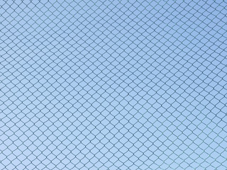 Naklejka premium Green seamless fence chain, Iron wire fence on blue sky background
