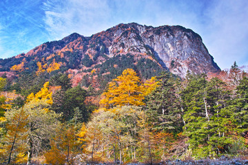 秋の上高地、　紅葉シーズンの屏風岩
