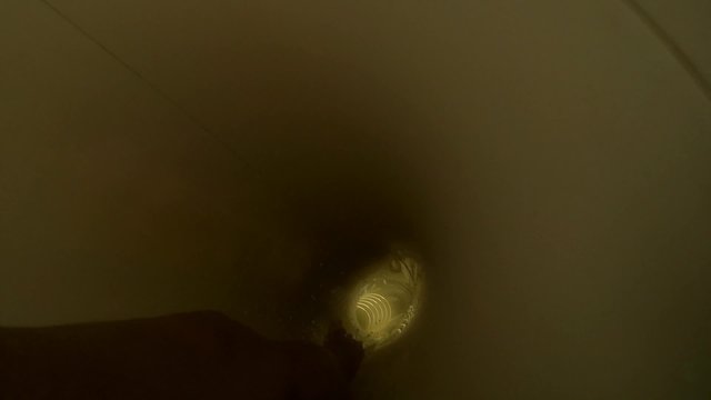 weisse helle rutsche im aquapark in zeitlupe
