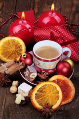 Tazzina di caffè espresso , torroncino e addobbi di Natale