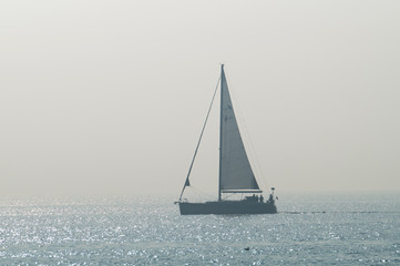 Obraz premium Segelboot im Gegenlicht auf der Ostsee vor Grömitz, Deutschland