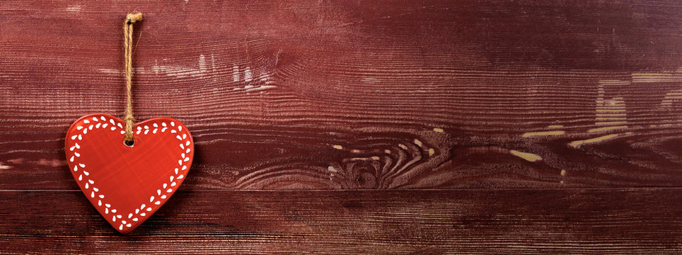 c&oelig;ur rouge et blanc sur planche rouge
