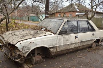 Легковая машина в аварийном состоянии без колес