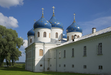 У Крестовоздвиженского собора Свято-Юрьева монастыря. Великий Новгород, Россия
