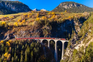 Afwasbaar behang Landwasserviaduct Trein rijdt op Landvasser Viaduct