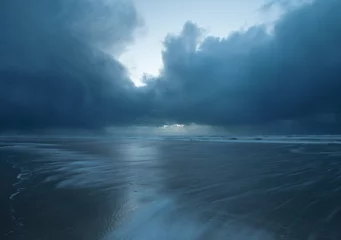 Fototapeten Dunkle Gewitter über dem Strand © www.kiranphoto.nl