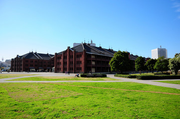 青空の赤レンガ倉庫