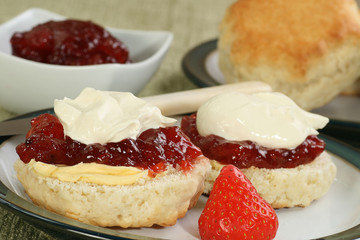 devon cream scone with strawberry jam - obrazy, fototapety, plakaty