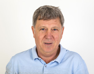 Obraz premium handsome casual man looking at the camera