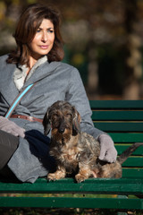 Ritratto di donna al parco con il cane in autunno