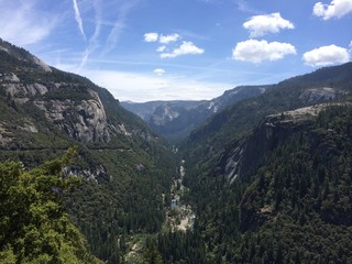 Blick auf den Merced River und das Yosemite Valley im Yosemite National Park