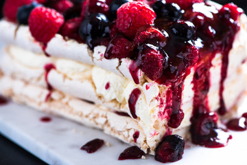 Sweet Pavlova with winter fruits