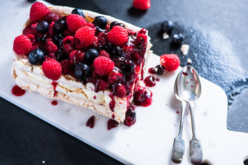 Sweet Pavlova with winter fruits