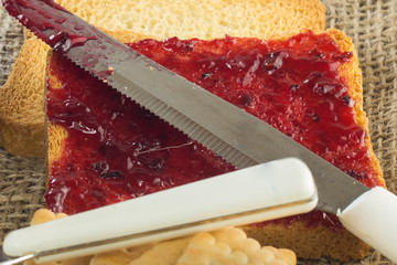 Fette biscottate con marmellata di fragole e biscotti, prima colazione italiana, marmellata e pane,...