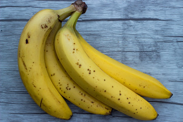 Frische reife Bananen auf Holzuntergrund © fisher_2009