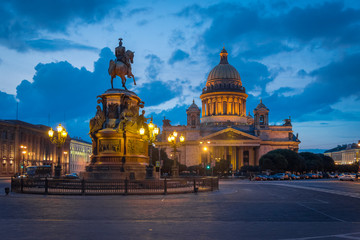 Исаакиевская площадь. Вечерний вид на памятник Николаю I и Исаакиевский собор в Санкт-Петербурге