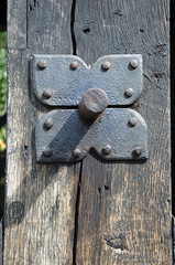 Фон старого бруса с крепежным элементом из средневекового железа