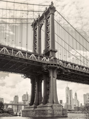 Black and white view of the Manhattan bridge in New York