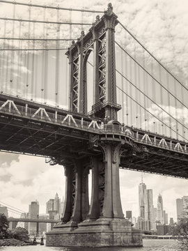 Fototapeta Black and white view of the Manhattan bridge in New York