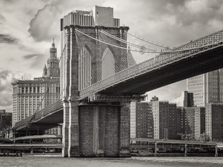 Fototapeta premium The Brooklyn Bridge and the lower Manhattan skyline in New York