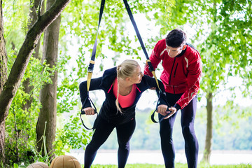Fitness und sport - Paar beim Sling Training