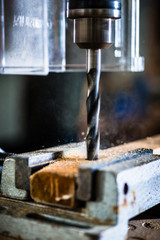 Arbeit an Bohrmaschine in der Tischler Werkstatt