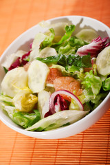 Salad with lettuce, cucumbers and grapefruit