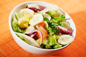 Salad with lettuce, cucumbers and grapefruit