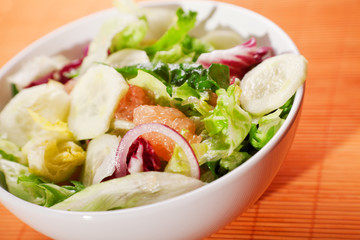 Salad with lettuce, cucumbers and grapefruit